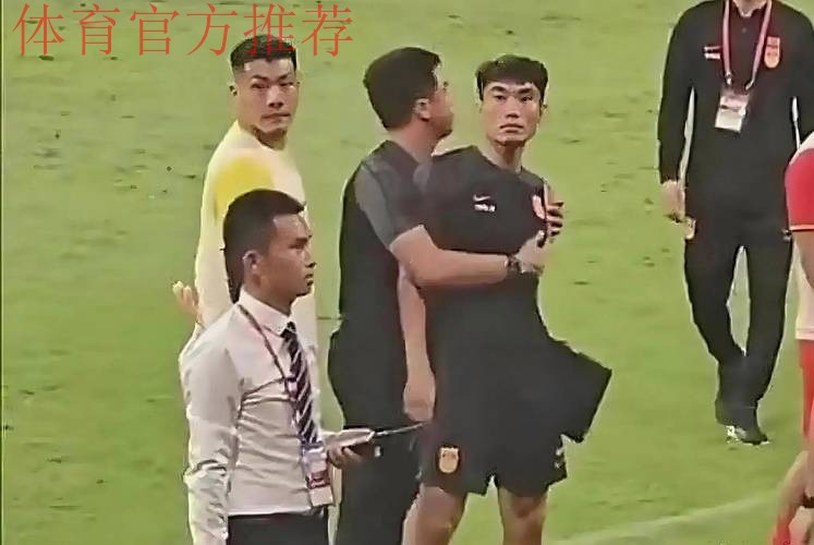 国足队员天津助力校园足球 郑智充当教练员 国足队员天津助力校园足球 郑智充当教练员